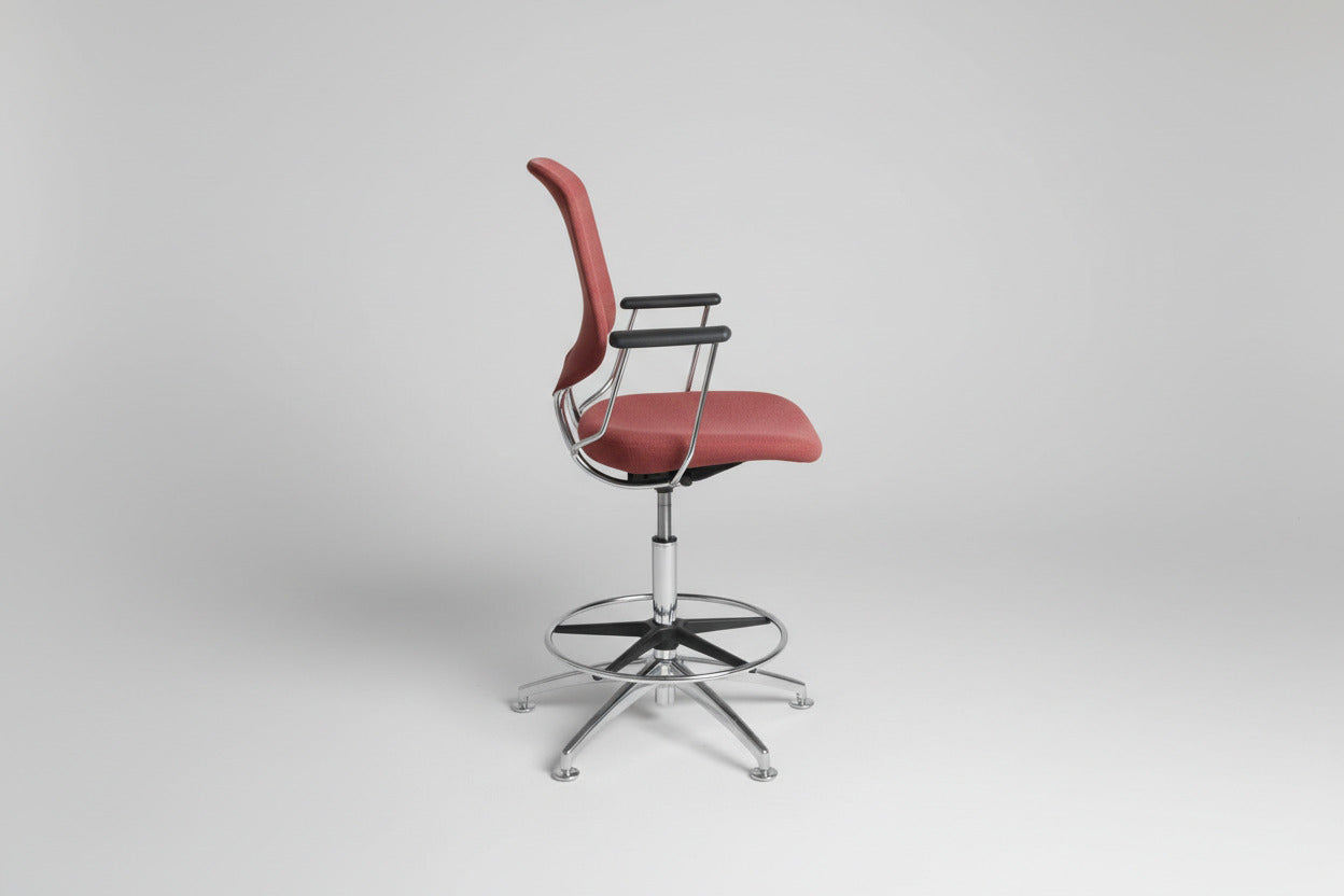 Savo kontorstol i rød polstring set fra siden med armlæn, fodstøtte og ergonomisk design.