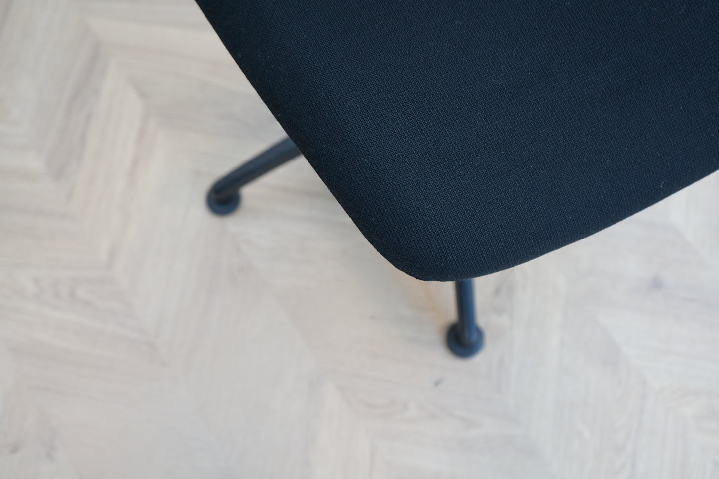 Close-up af sort Savo mødestol med polstret sæde og ryglæn