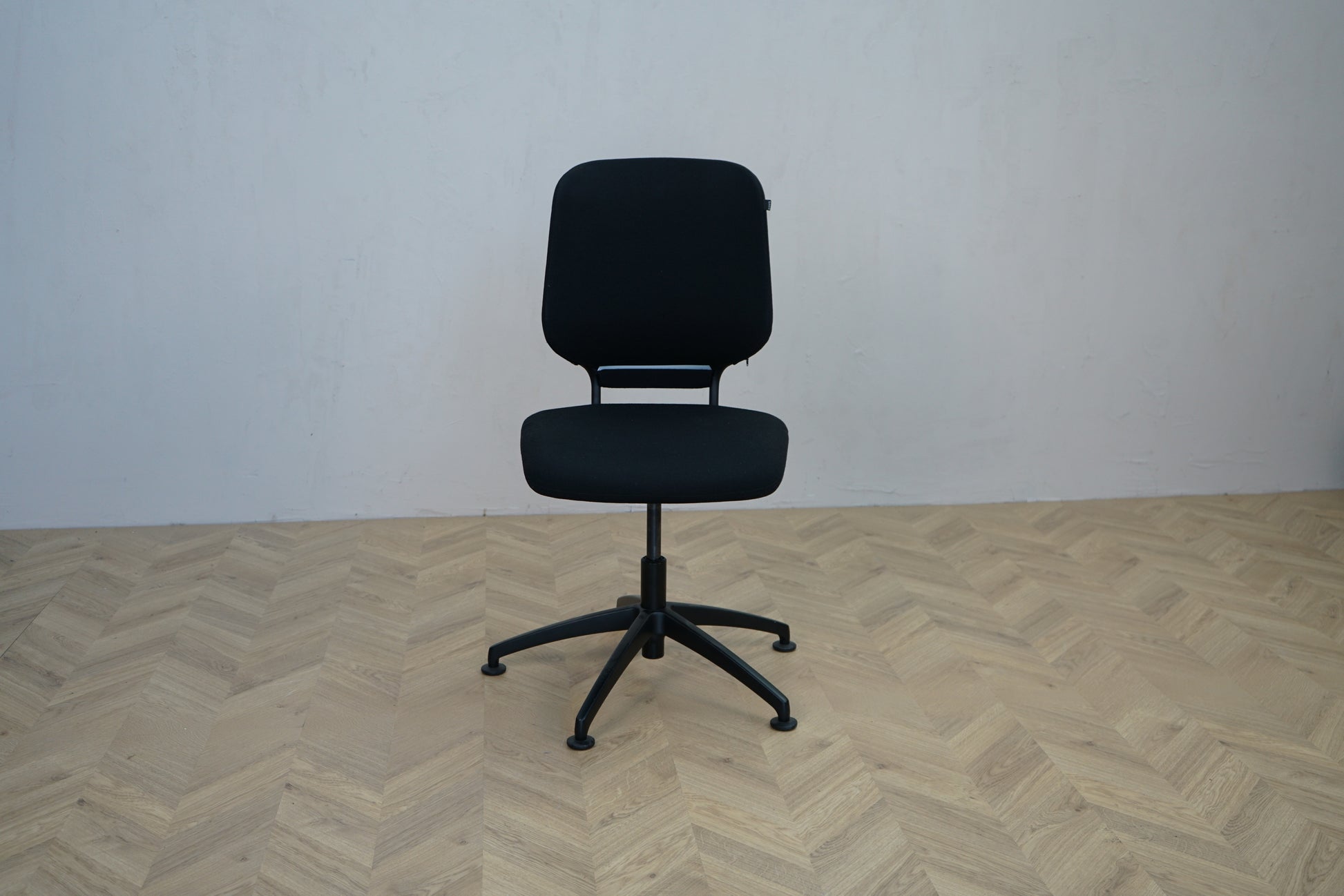 Savo sort mødestol – justerbar konferencestol set forfra