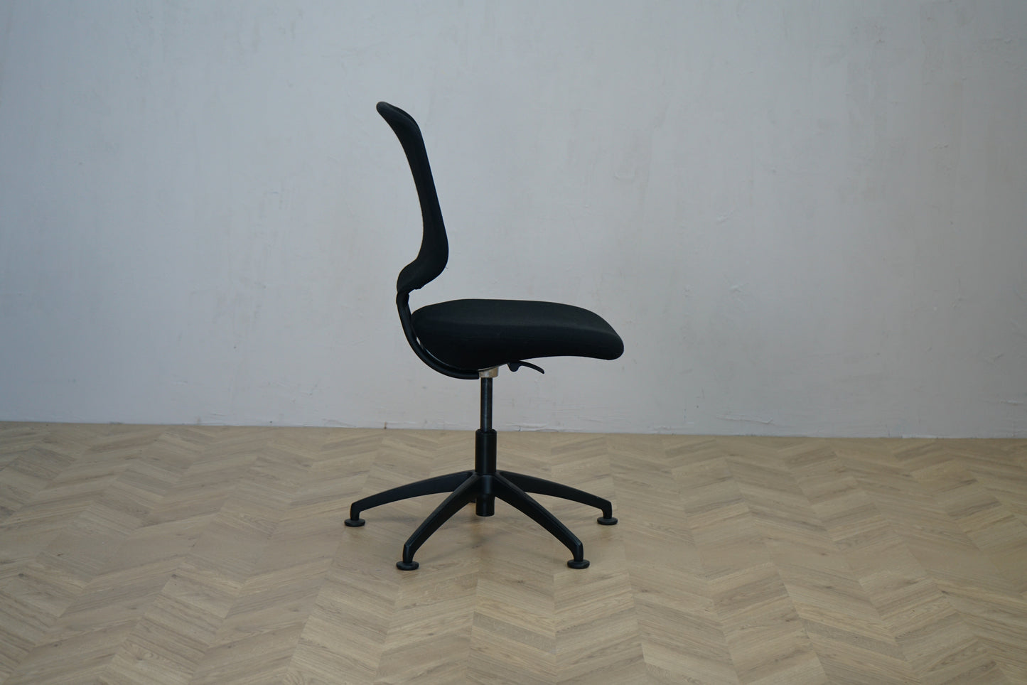 Sort Savo konferencestol set fra siden med vipfunktion i ryglænet