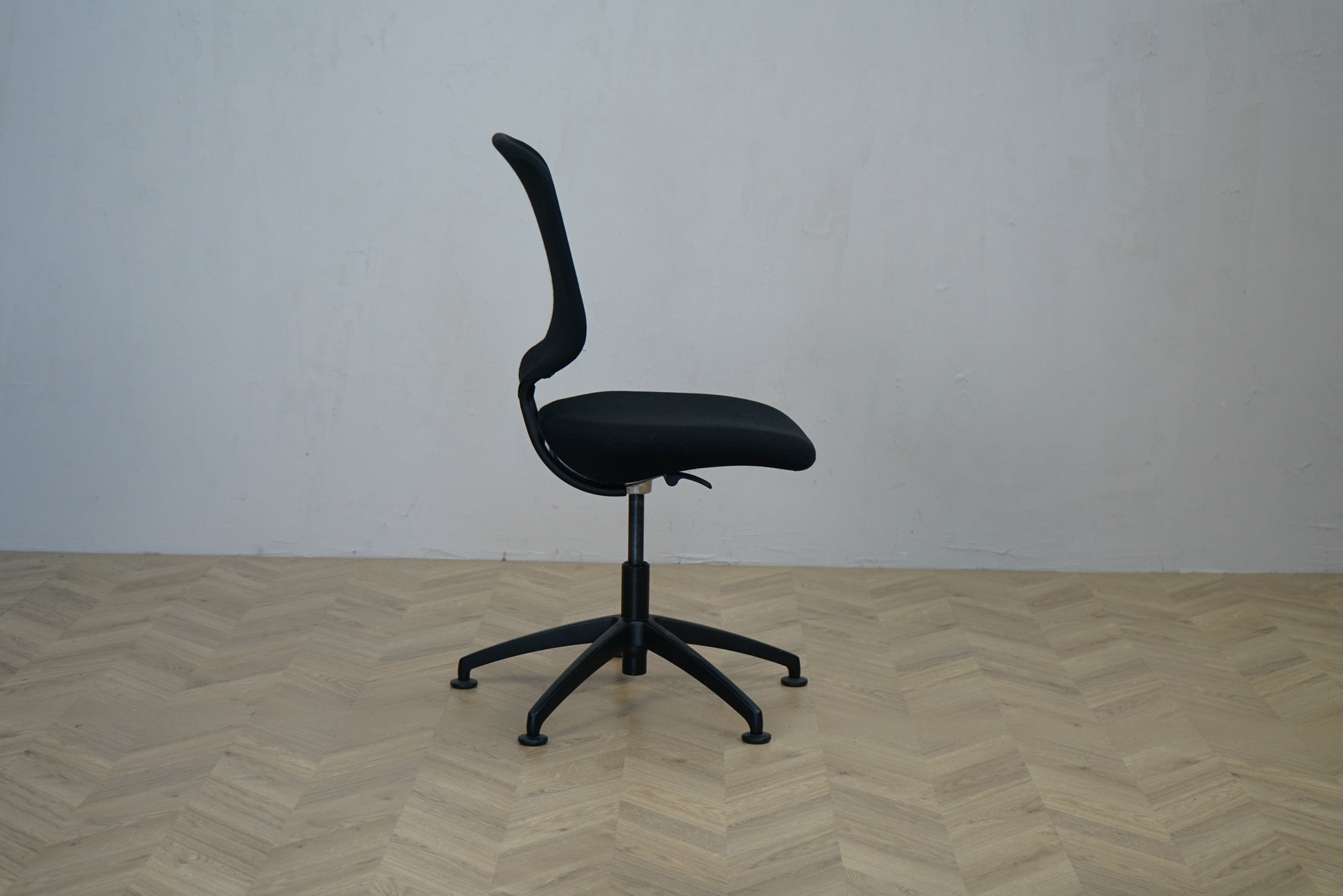 Sort Savo konferencestol set fra siden med vipfunktion i ryglænet