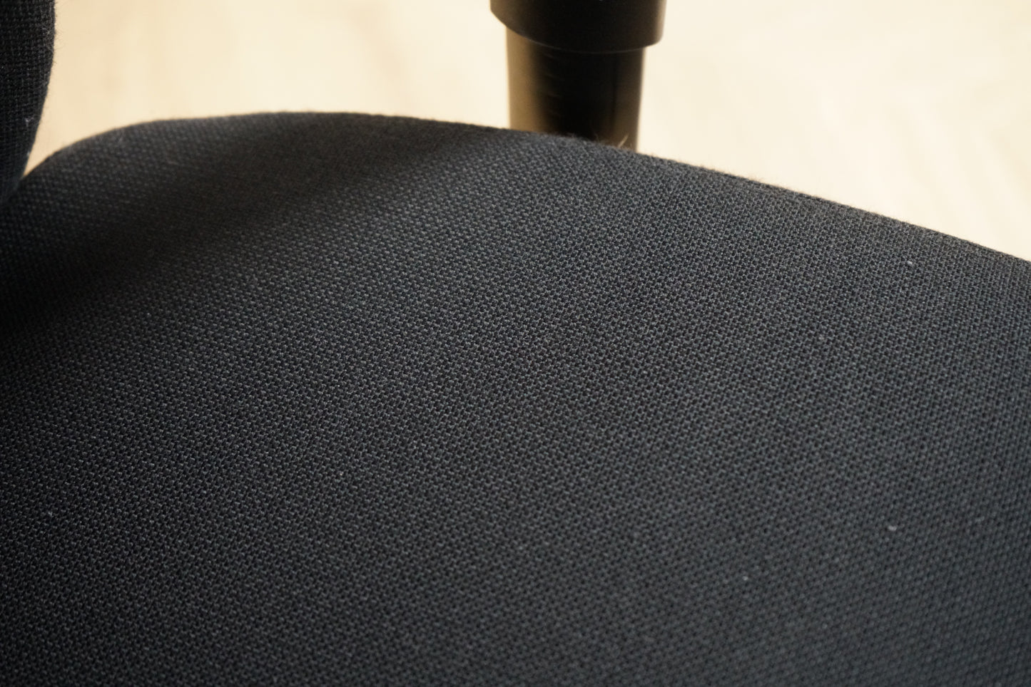 Nærbillede af Savo Soul kontorstol i sort Fame-stof