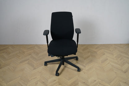 Savo Soul kontorstol i sort Fame set forfra med justerbare armlæn