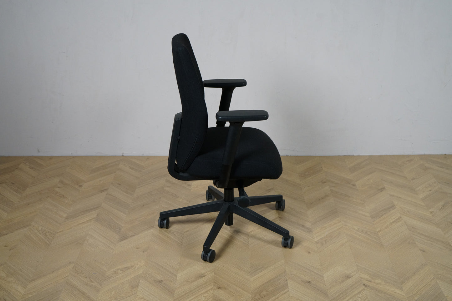 Savo Soul ergonomisk kontorstol set fra siden med armlæn