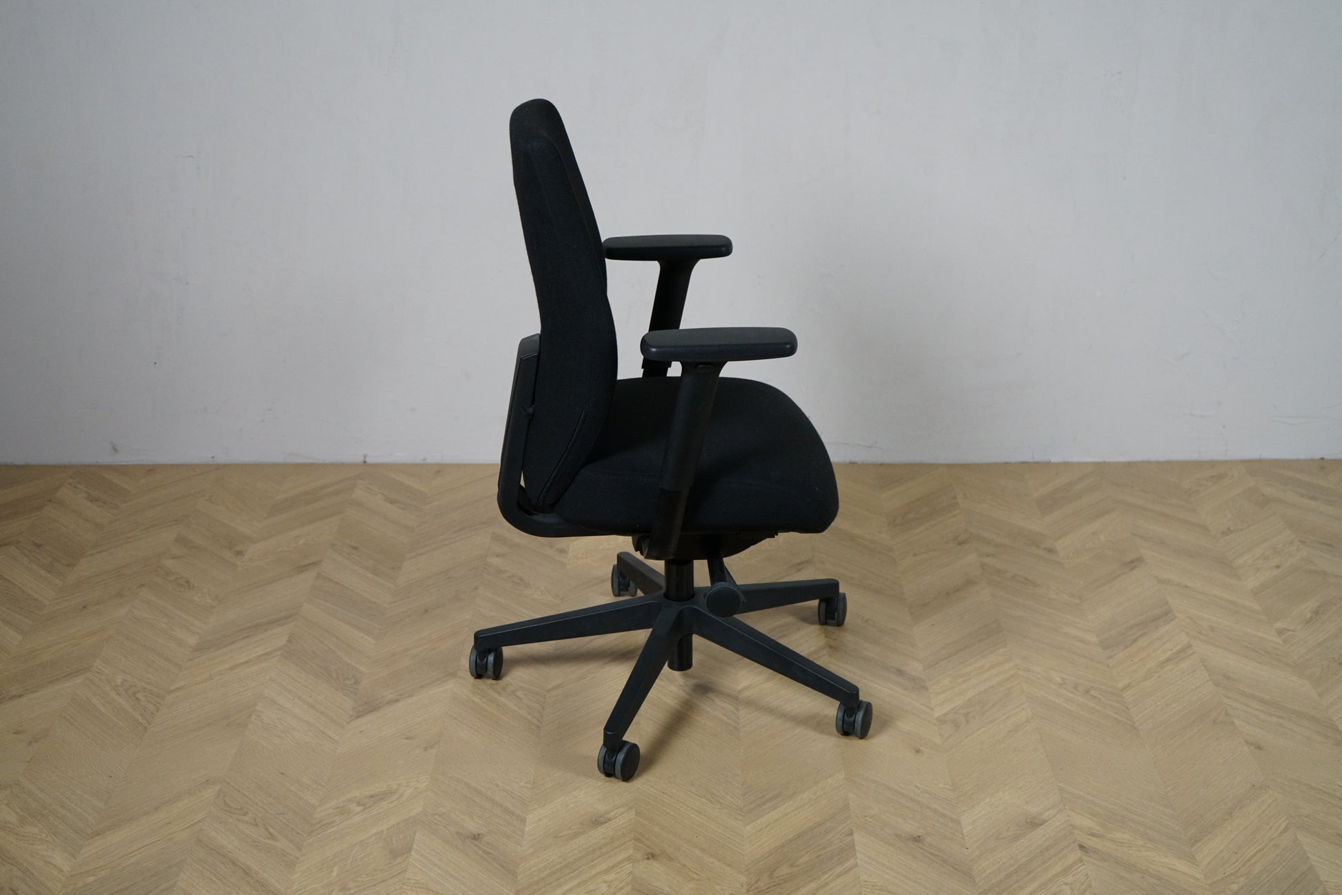 Savo Soul ergonomisk kontorstol set fra siden med armlæn