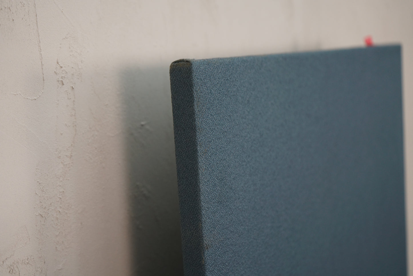 Close-up af mørkeblå lydabsorberende bordskærm fra Scan Sørlie, 2 cm tyk