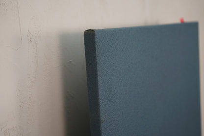 Close-up af mørkeblå lydabsorberende bordskærm fra Scan Sørlie, 2 cm tyk
