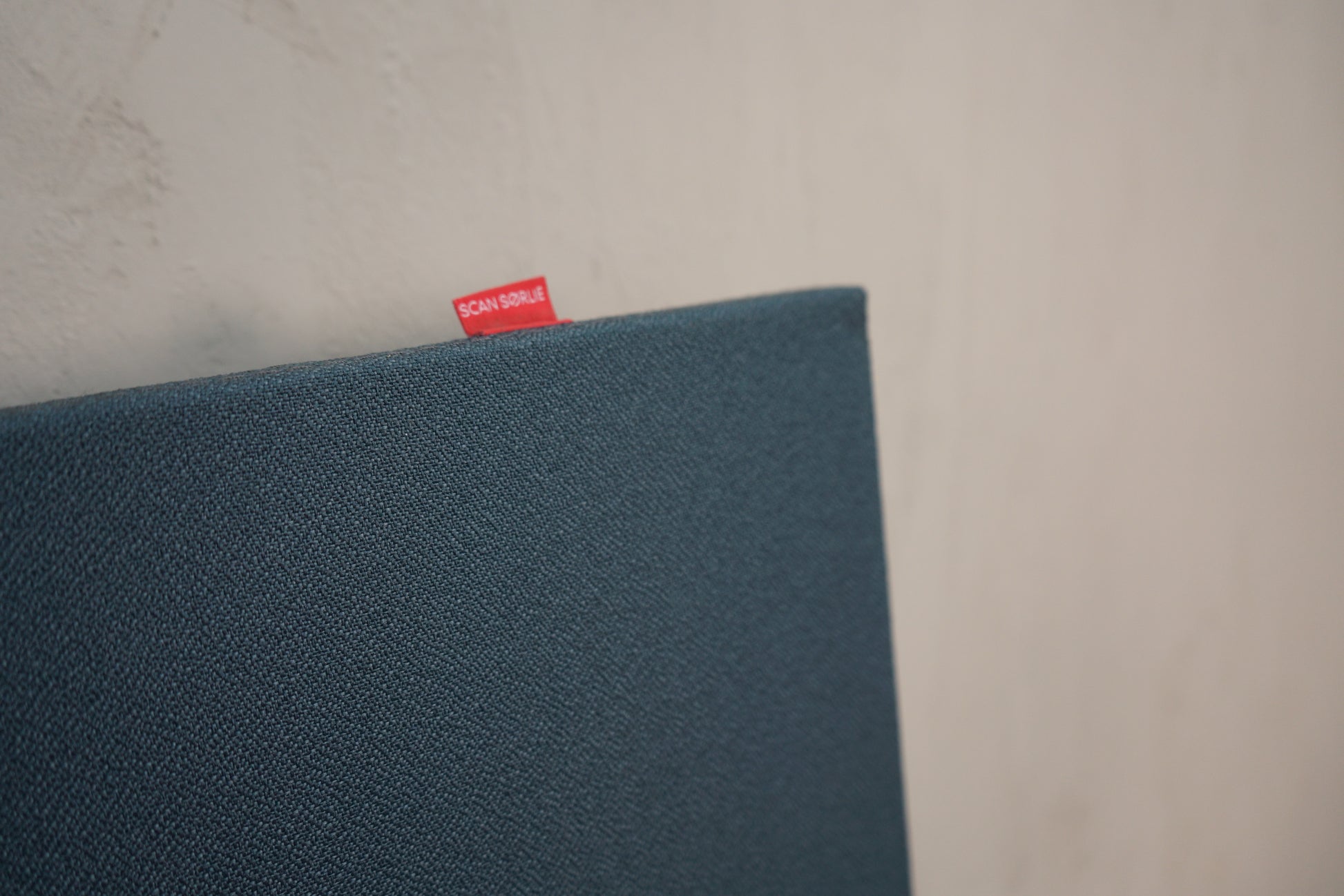 Scan Sørlie logo på mørkeblå bordskærm