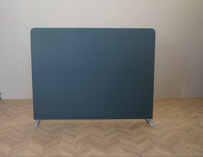 Scan Sørlie gråblå skillevæg 125x160 cm set forfra