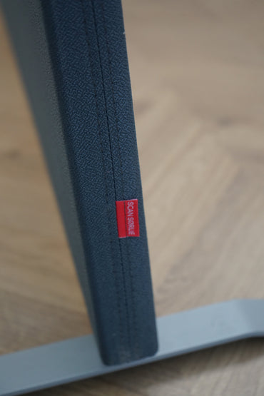 Close up af gråblå Xtreme stof på Scan Sørlie skillevæg