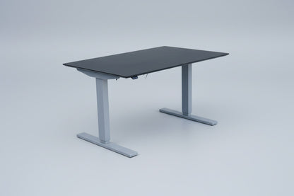 ScanOffice hæve-sænkebord 120x80 i sort linoleum set skråt med faset kant