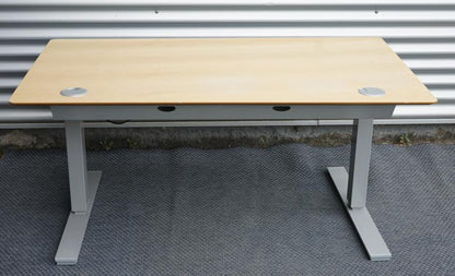 Scanoffice hæve-sænkebord 140x80 i ahornfiner set bagfra, med gråt understel, kabelbakke og kabelgennemføring.