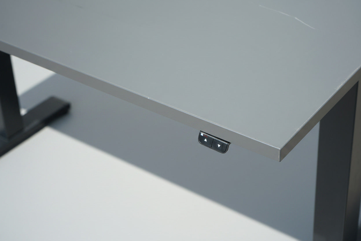 Close up af ScanOffice hæve-sænkebord med antracitgrå laminatbordplade i slidstærk kvalitet og elegant finish.