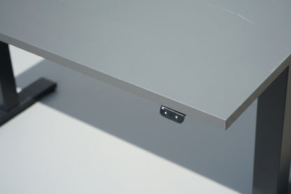 Close up af ScanOffice hæve-sænkebord med antracitgrå laminatbordplade i slidstærk kvalitet og elegant finish.