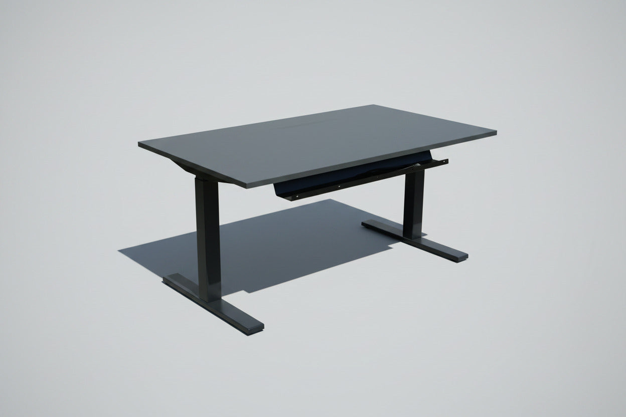 Bagfra af ScanOffice hæve-sænkebord 140x80 cm med antracitgråt stel og sort kabelbakke til organiseret kabelstyring.