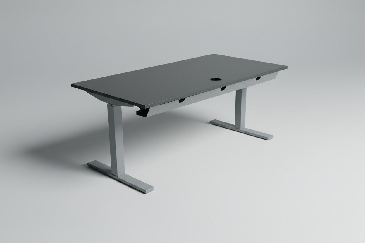 Bagfra af ScanOffice hæve-sænkebord 160x80 cm med gråt stel, grå kabelbakke og kabelgennemføring.