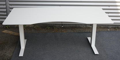 Frontbillede af Scanoffice hæve-sænkebord 160x80 med hvid laminatbordplade og hvidt stel med mavebue.