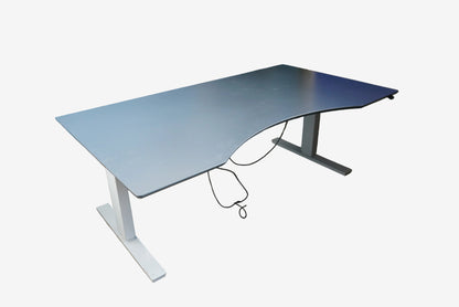 Scanoffice hæve-sænkebord 180x100 cm i antracitgrå nano laminat med mavebue set forfra