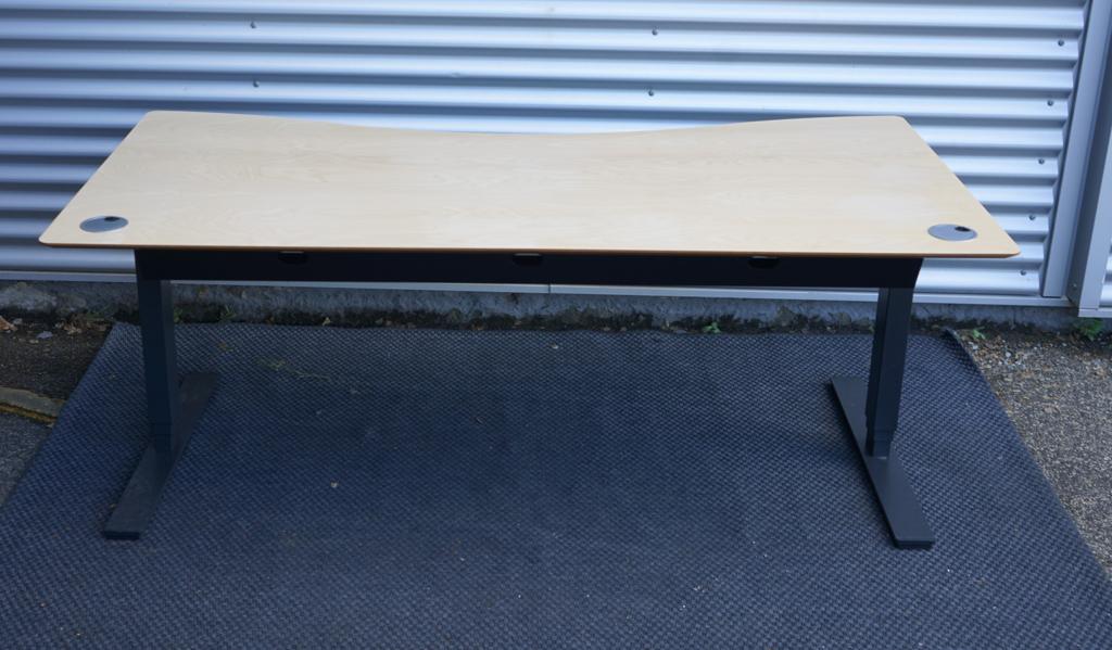 Bagfra visning af Scanoffice hæve-sænkebord 180x90 cm i ahornfiner med kabelbakke og robust stel.