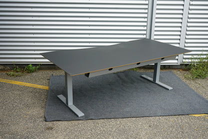 Frontbillede af Scanoffice hæve-sænkebord 200x100 cm med sort linoleum, trækant og buet front