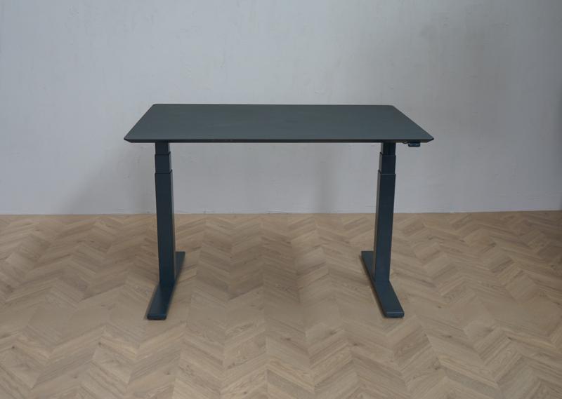 Scanoffice hæve-sænkebord set forfra med sort linoleumsbordplade, affasede kanter og elektrisk stel. Kompakt skrivebord 120x80 cm med kabelbakke.