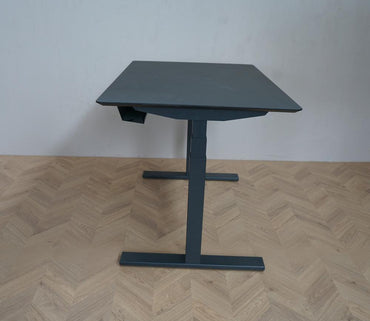Scanoffice hæve-sænkebord i sort set fra siden. Slankt elektrisk stel og sort bordplade i linoleum med affasede kanter. Pladsbesparende model 120x80 cm.