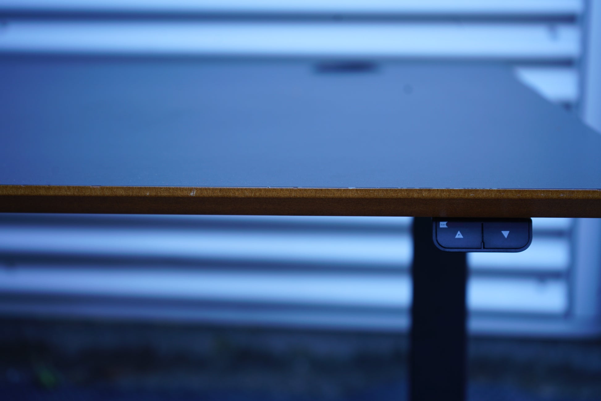 Detalje af Scanoffice hæve-sænkebord i sort linoleum med trækant og sort stel