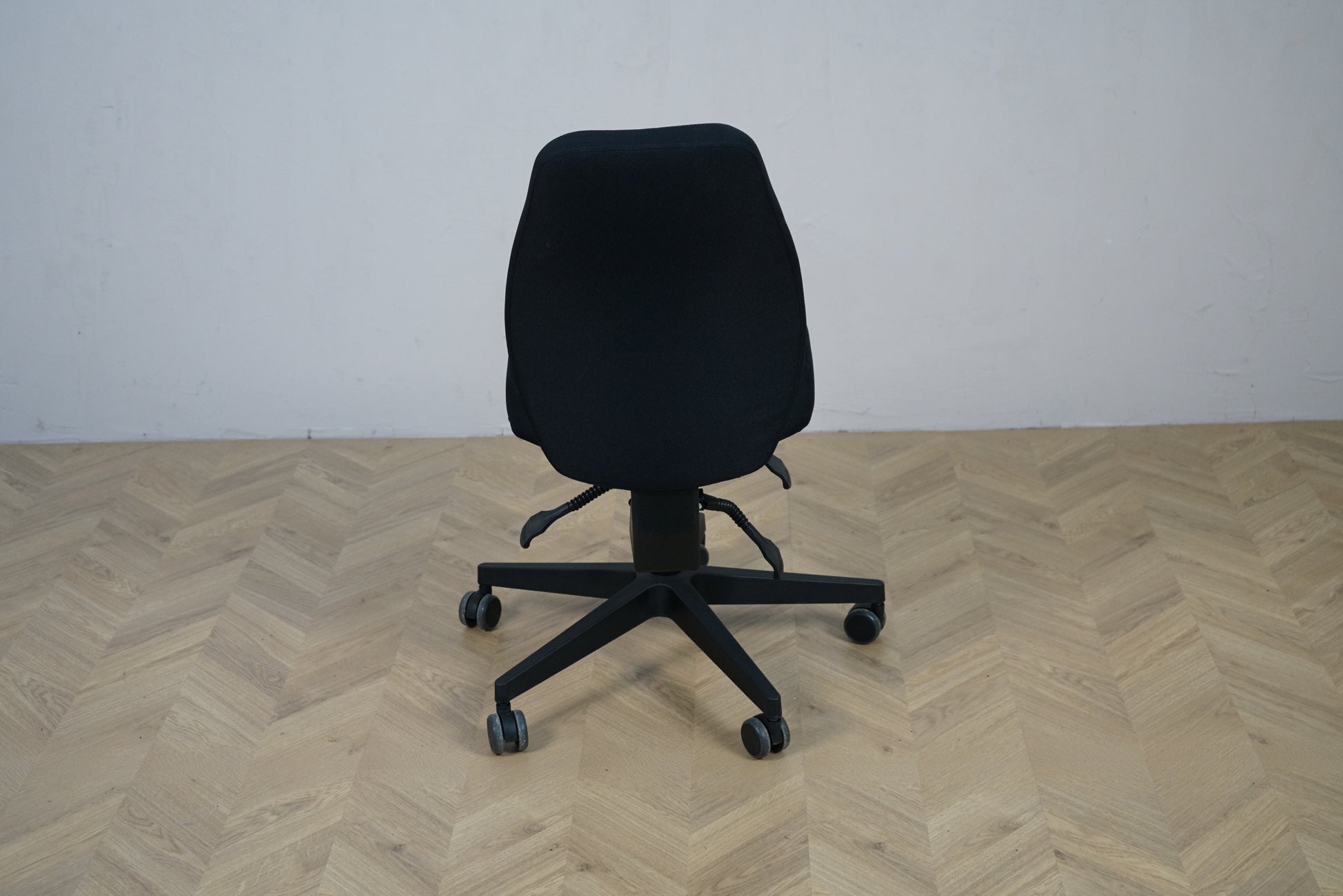 Scanoffice sort kontorstol set bagfra med fuldpolstret ryg og justeringshåndtag.