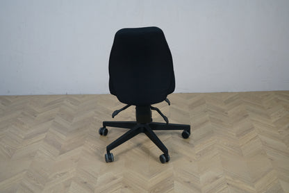 Scanoffice sort kontorstol set bagfra med fuldpolstret ryg og justeringshåndtag.