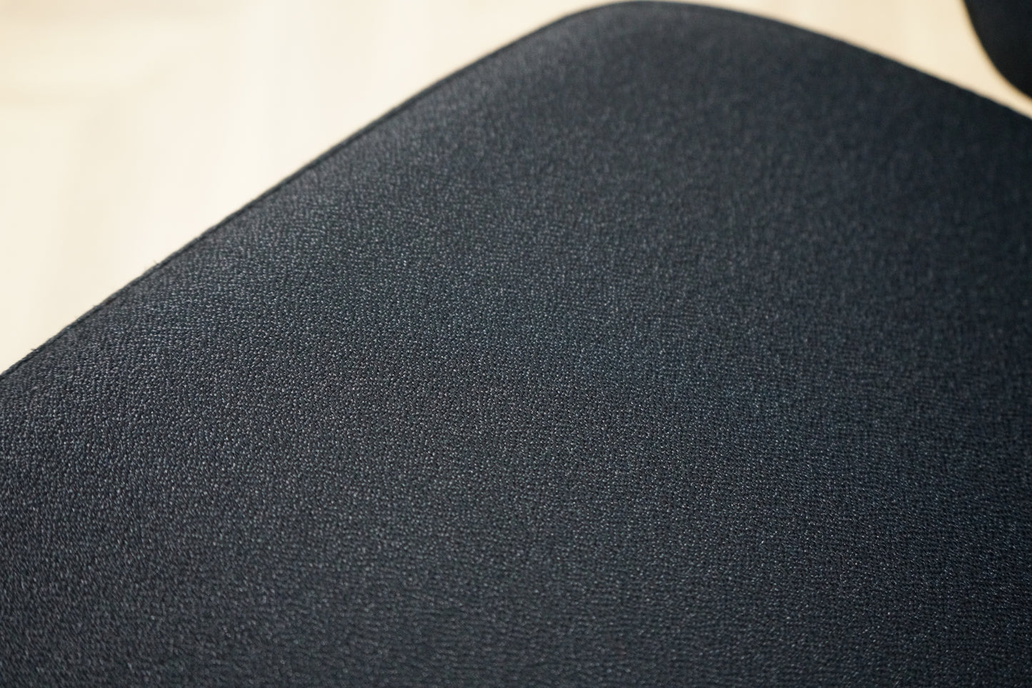 Nærbillede af sædepolstringen på Scanoffice sort kontorstol