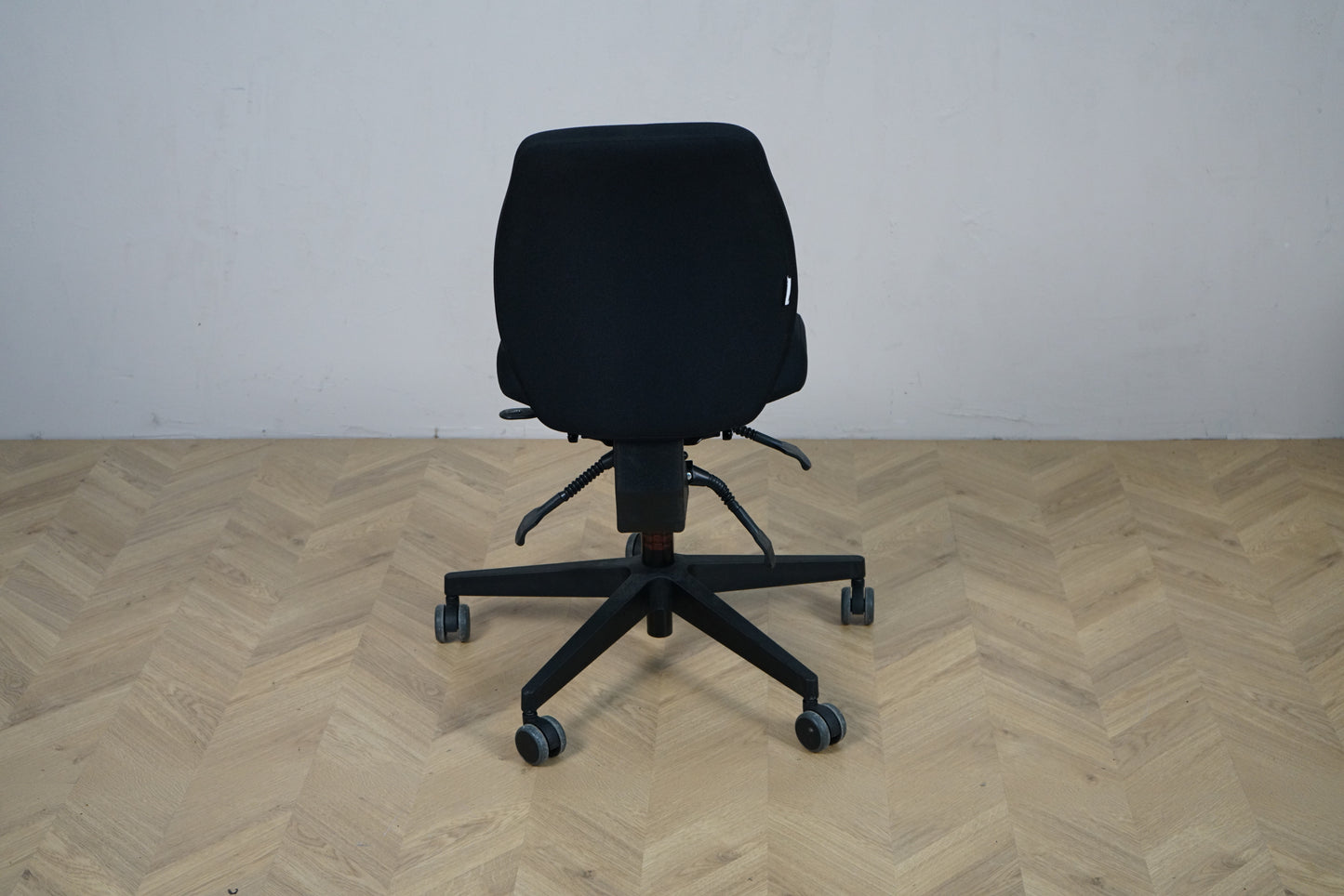 Scanoffice sort kontorstol set bagfra med fuldpolstret ryg og solidt fodkryds.