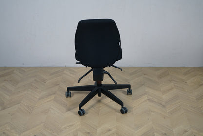 Scanoffice sort kontorstol set bagfra med fuldpolstret ryg og solidt fodkryds.