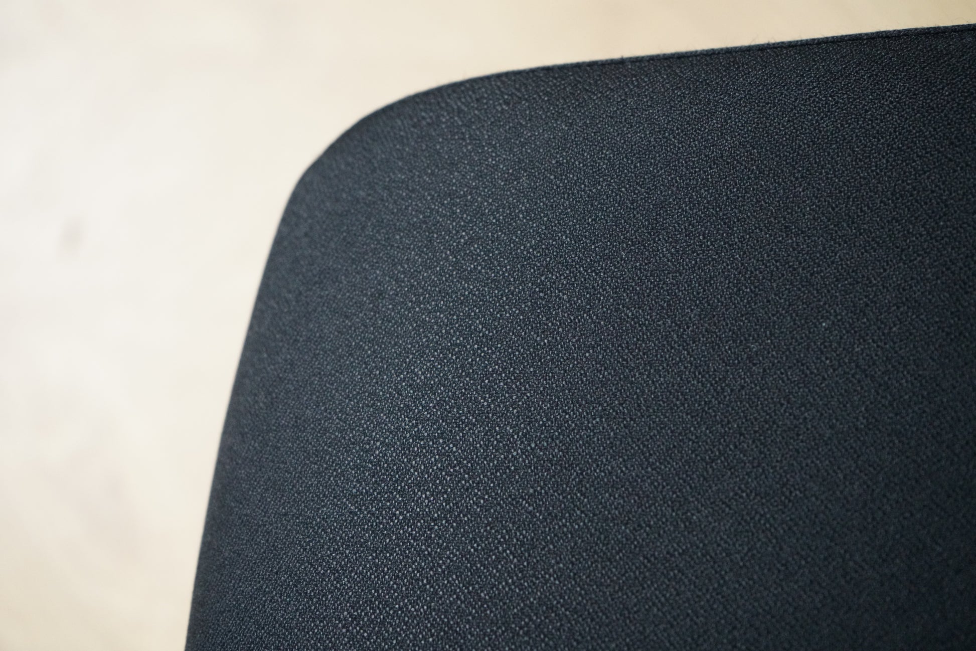 Nærbillede af sort polstring på Scanoffice kontorstolens sæde.