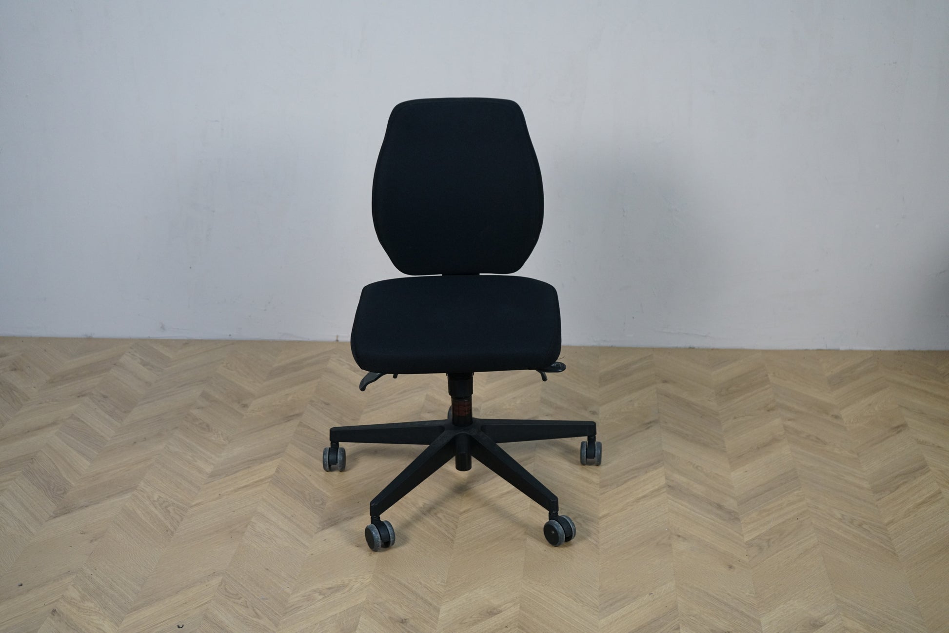 Scanoffice sort kontorstol med fuldpolstret sæde og ryg set forfra.