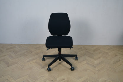 Scanoffice sort kontorstol med fuldpolstret sæde og ryg set forfra.