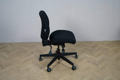 Scanoffice sort kontorstol set fra siden med ergonomisk ryglæn og justeringshåndtag.