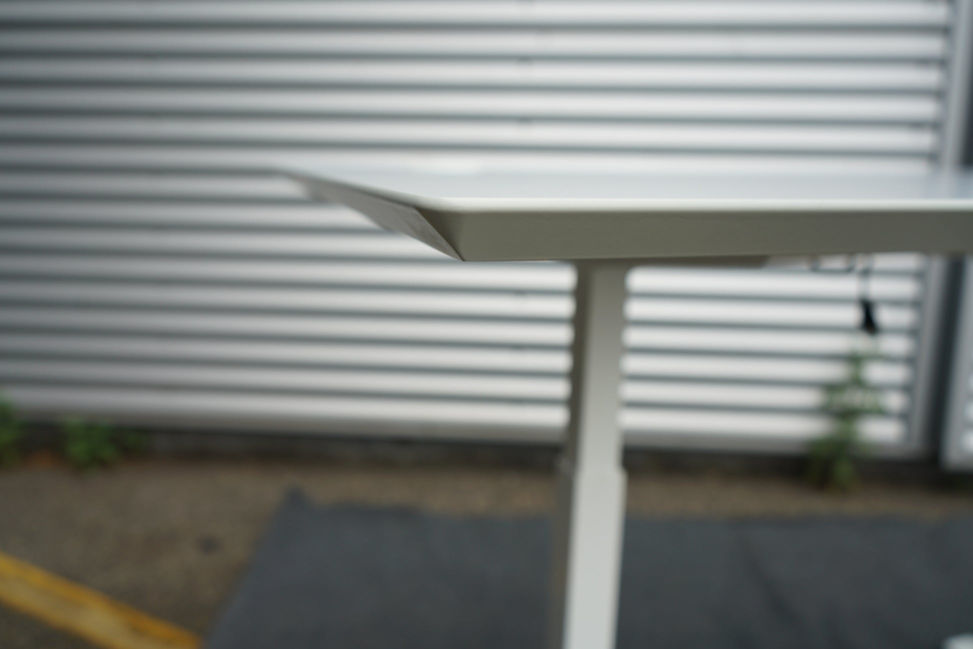 Close up af kabelgennemføring på Scanoffice skrivebord 140x80 cm med hvidt stel og askegrå bordplade