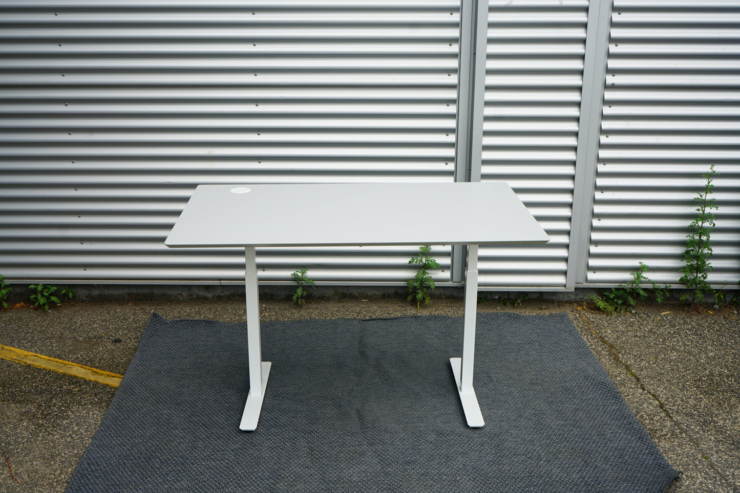 Frontbillede af Scanoffice skrivebord 140x80 cm med sænket bordplade i askegrå