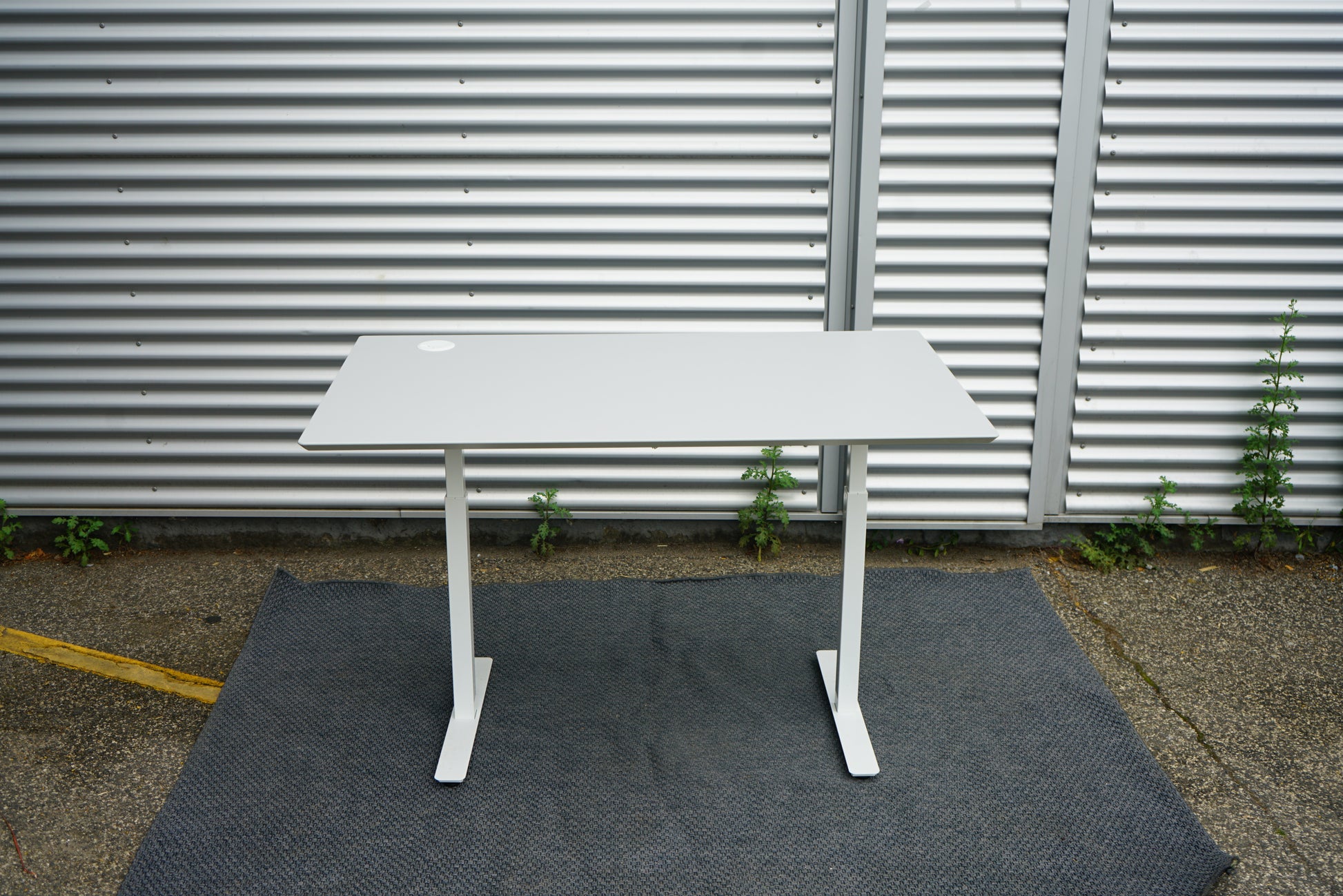 Frontbillede af Scanoffice skrivebord 140x80 cm med sænket bordplade i askegrå