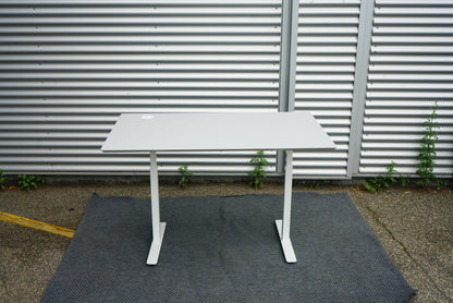 Frontbillede af Scanoffice skrivebord 140x80 cm med sænket bordplade i askegrå