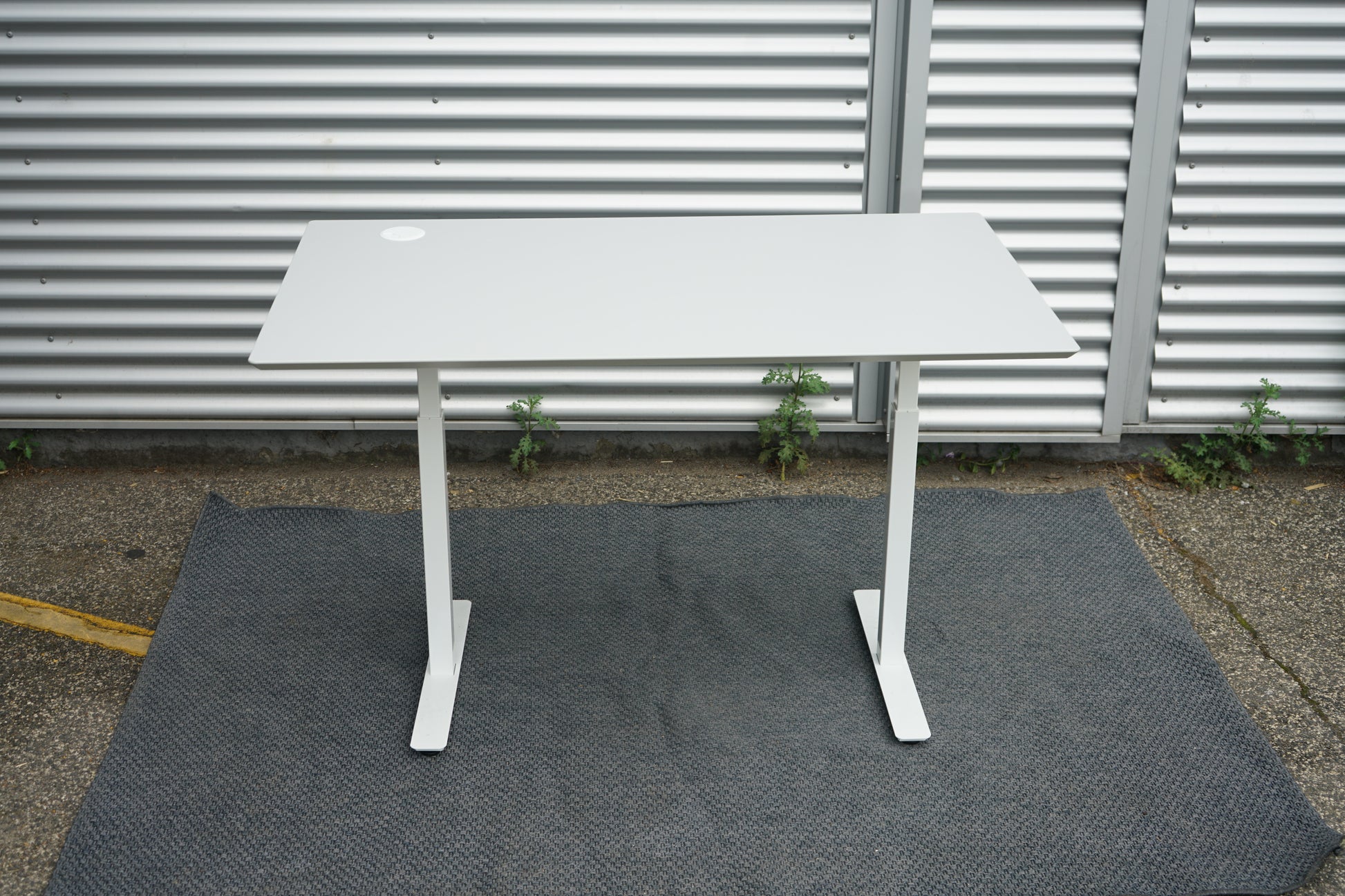 Frontbillede af Scanoffice skrivebord 140x80 cm med hvidt stel og askegrå bordplade