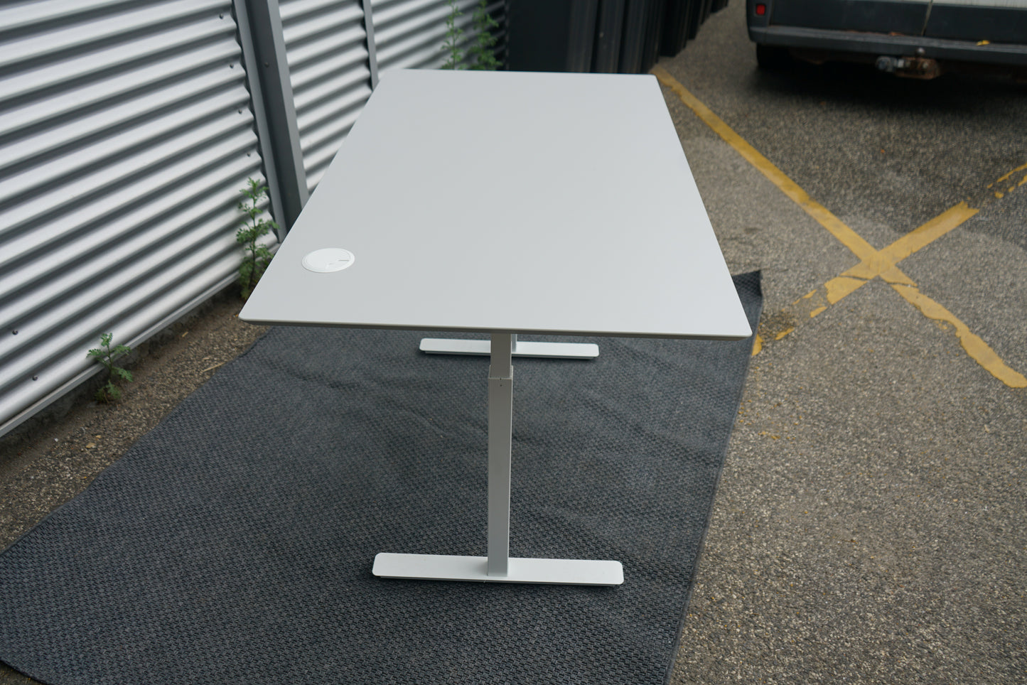 Siden af Scanoffice skrivebord 140x80 cm med hvidt stel og askegrå bordplade