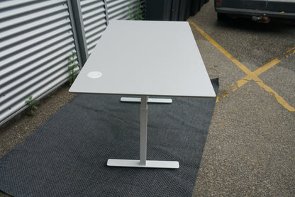 Siden af Scanoffice skrivebord 140x80 cm med hvidt stel og askegrå bordplade