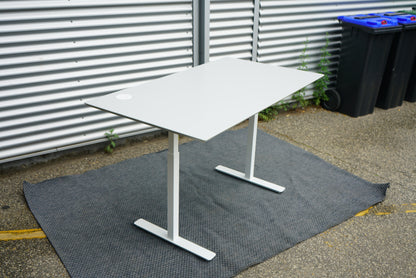 Skrå billede af Scanoffice skrivebord 140x80 cm med hvidt stel og askegrå bordplade