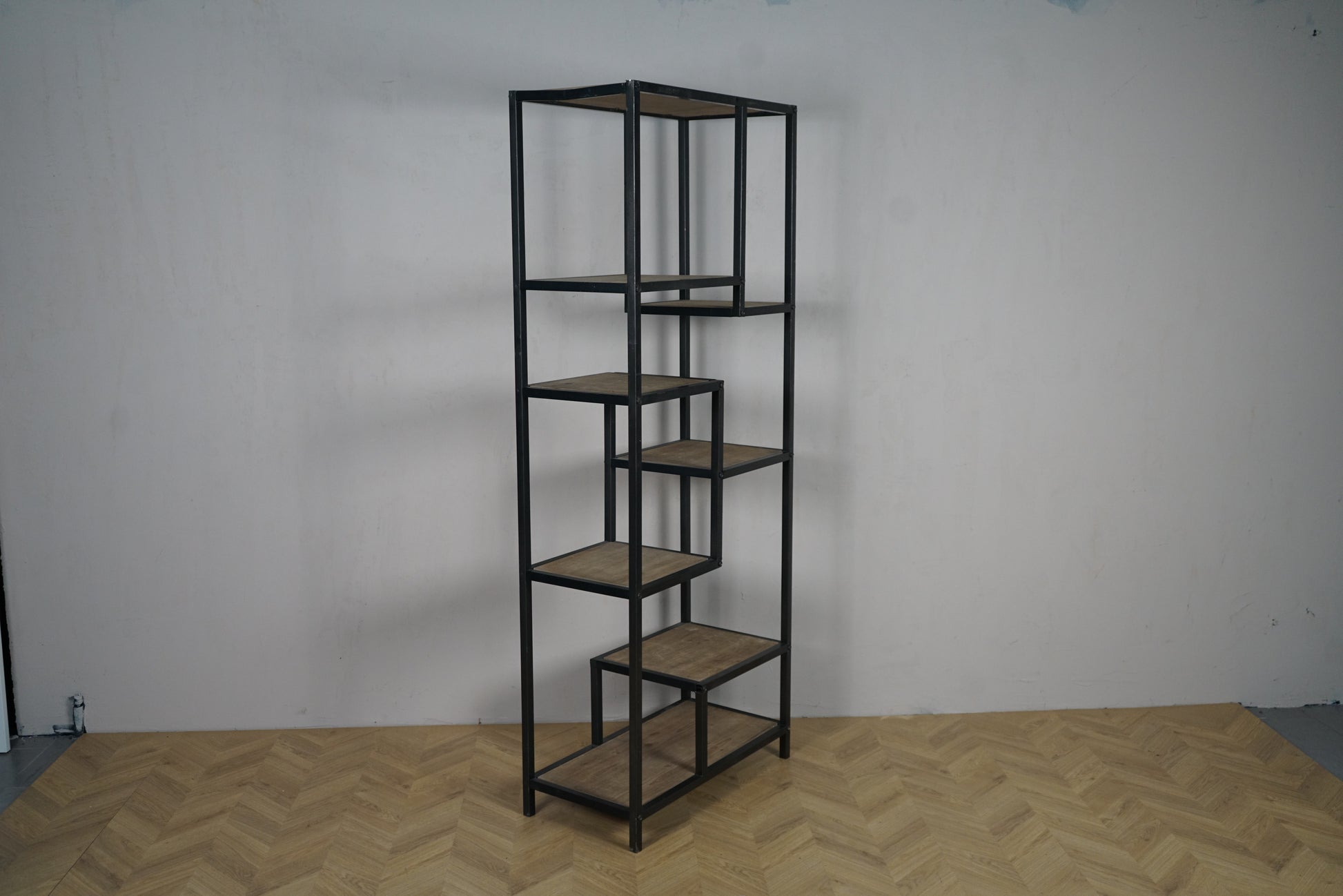Seaford reol 80x40x200 cm i industrielt design – skrå vinkel