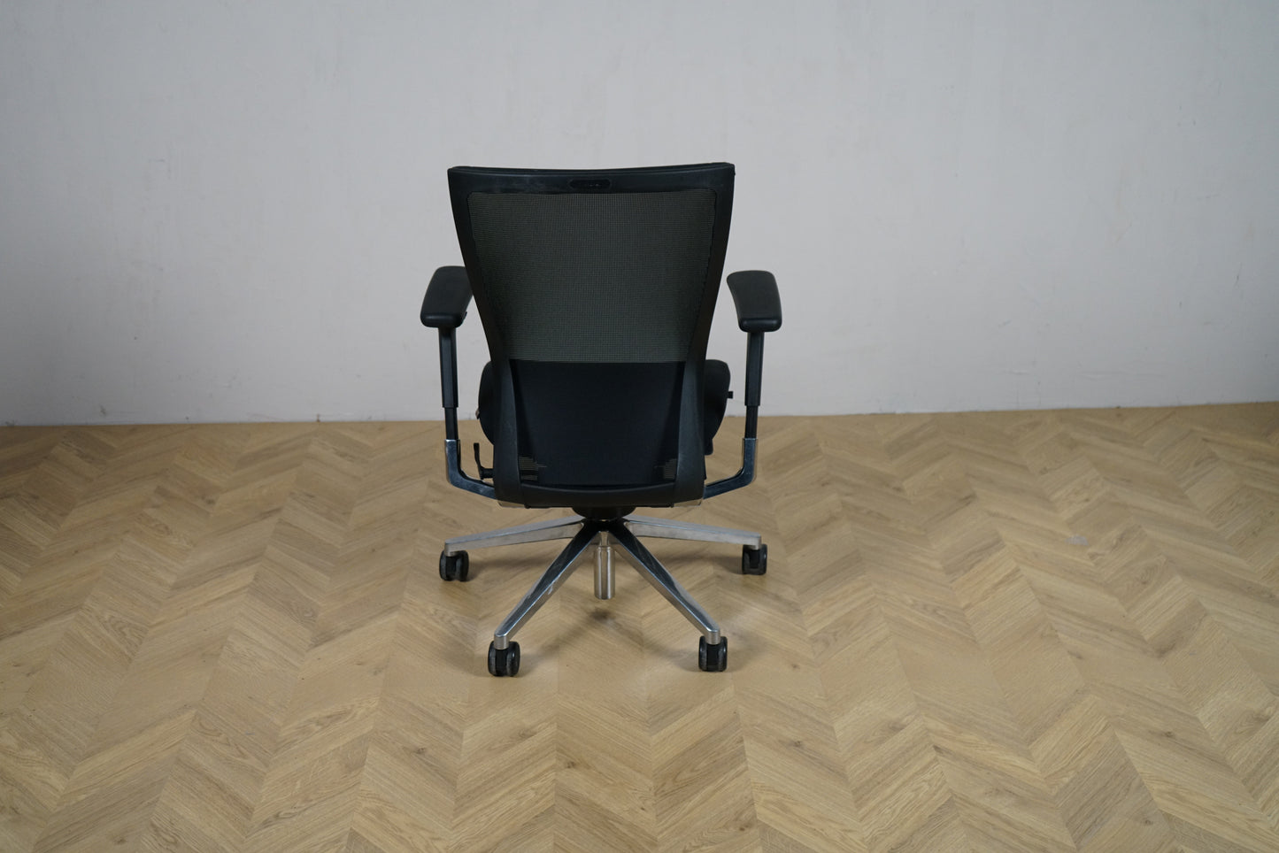 Sidiz Techo T50 kontorstol set bagfra med åndbar mesh-ryg