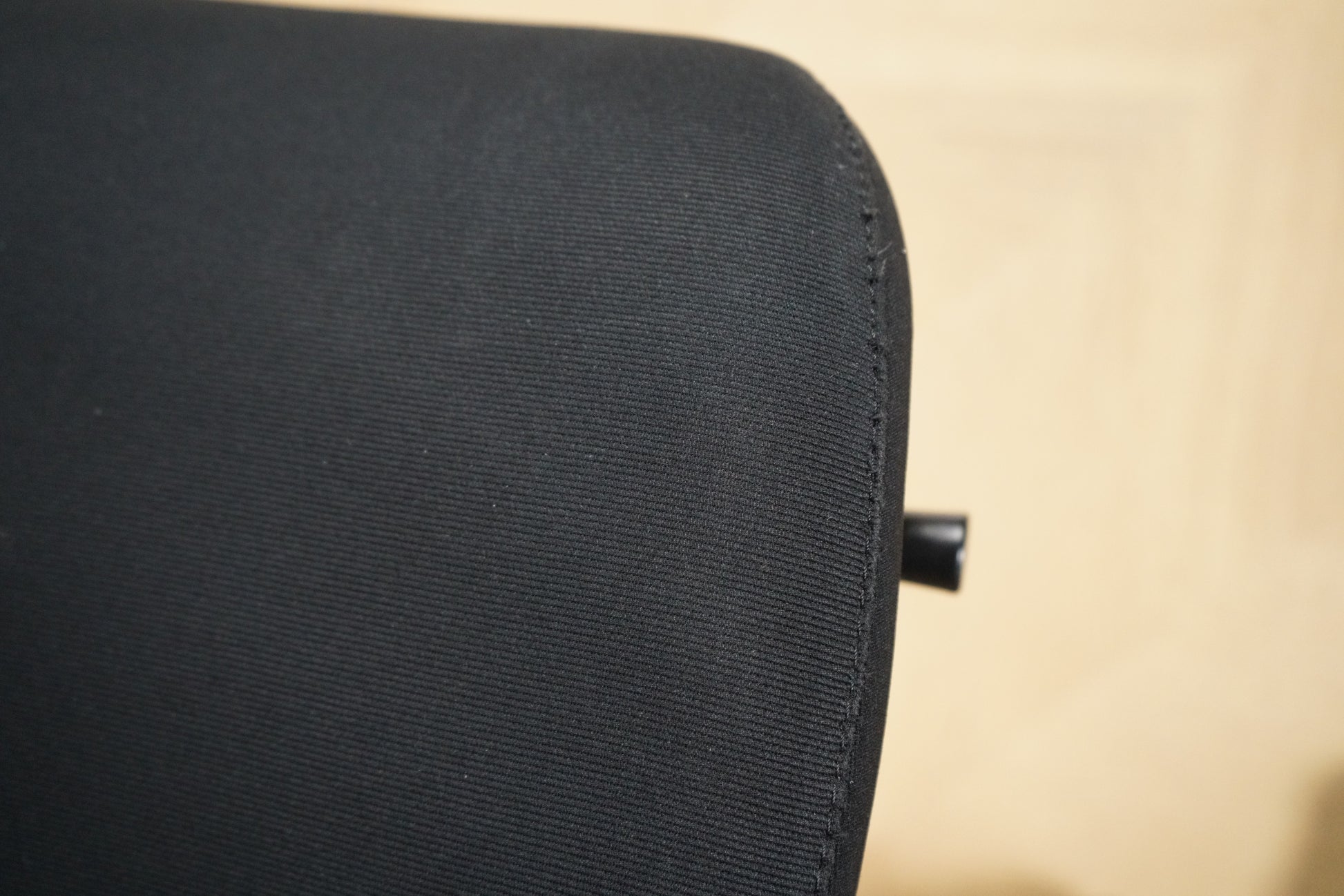 Detaljeret close-up af Sidiz Techo T50 kontorstol med åndbar mesh-ryg og armlæn