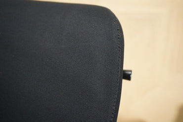 Detaljeret close-up af Sidiz Techo T50 kontorstol med åndbar mesh-ryg og armlæn