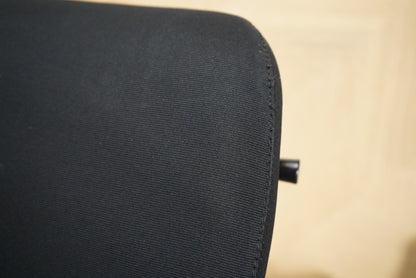 Detaljeret close-up af Sidiz Techo T50 kontorstol med åndbar mesh-ryg og armlæn