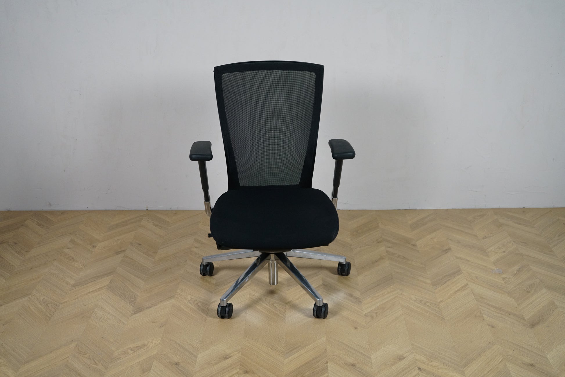 Sidiz Techo T50 kontorstol i sort med mesh-ryg set forfra